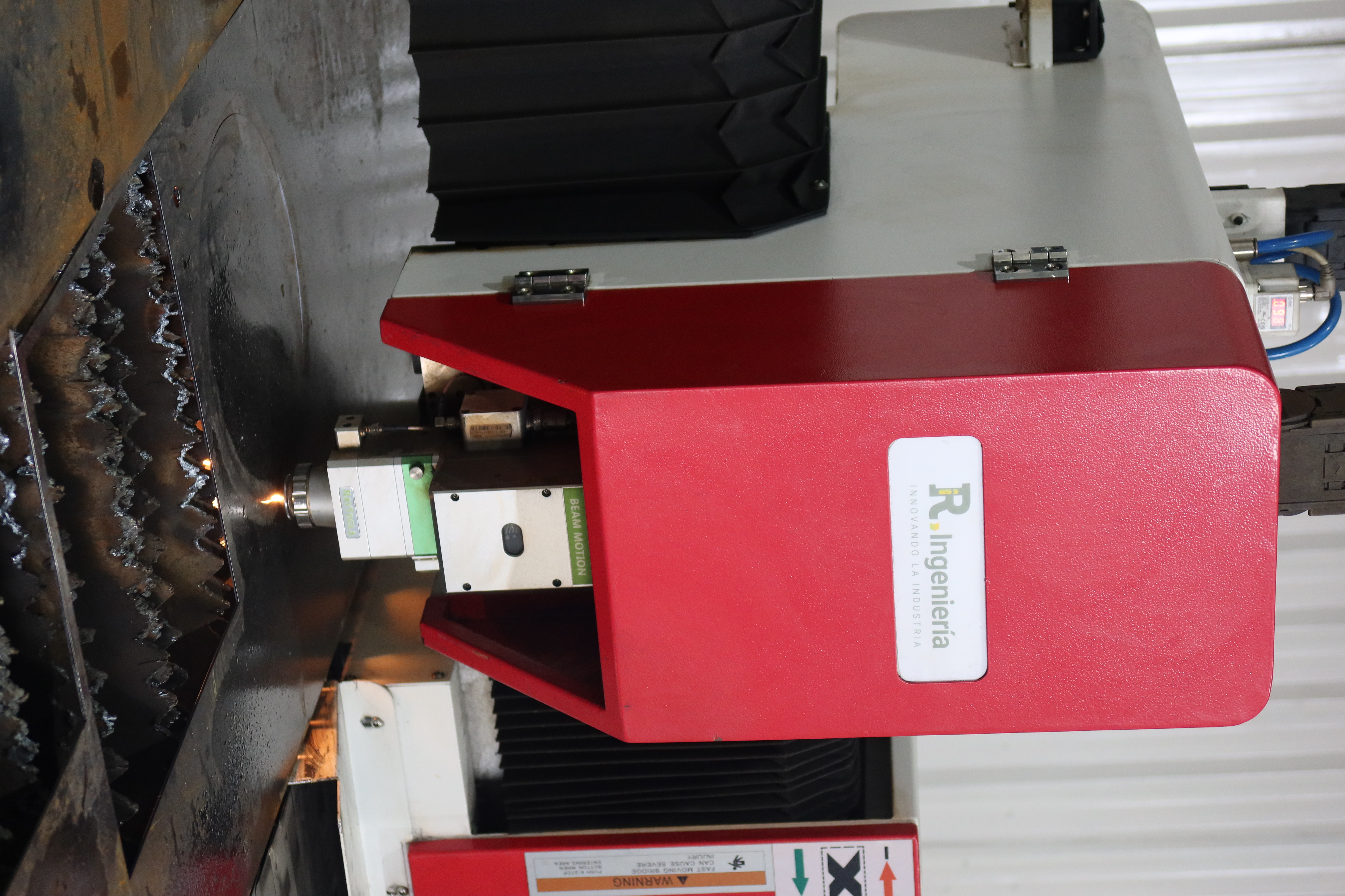 Estación de corte láser CNC en el taller de R Ingeniería