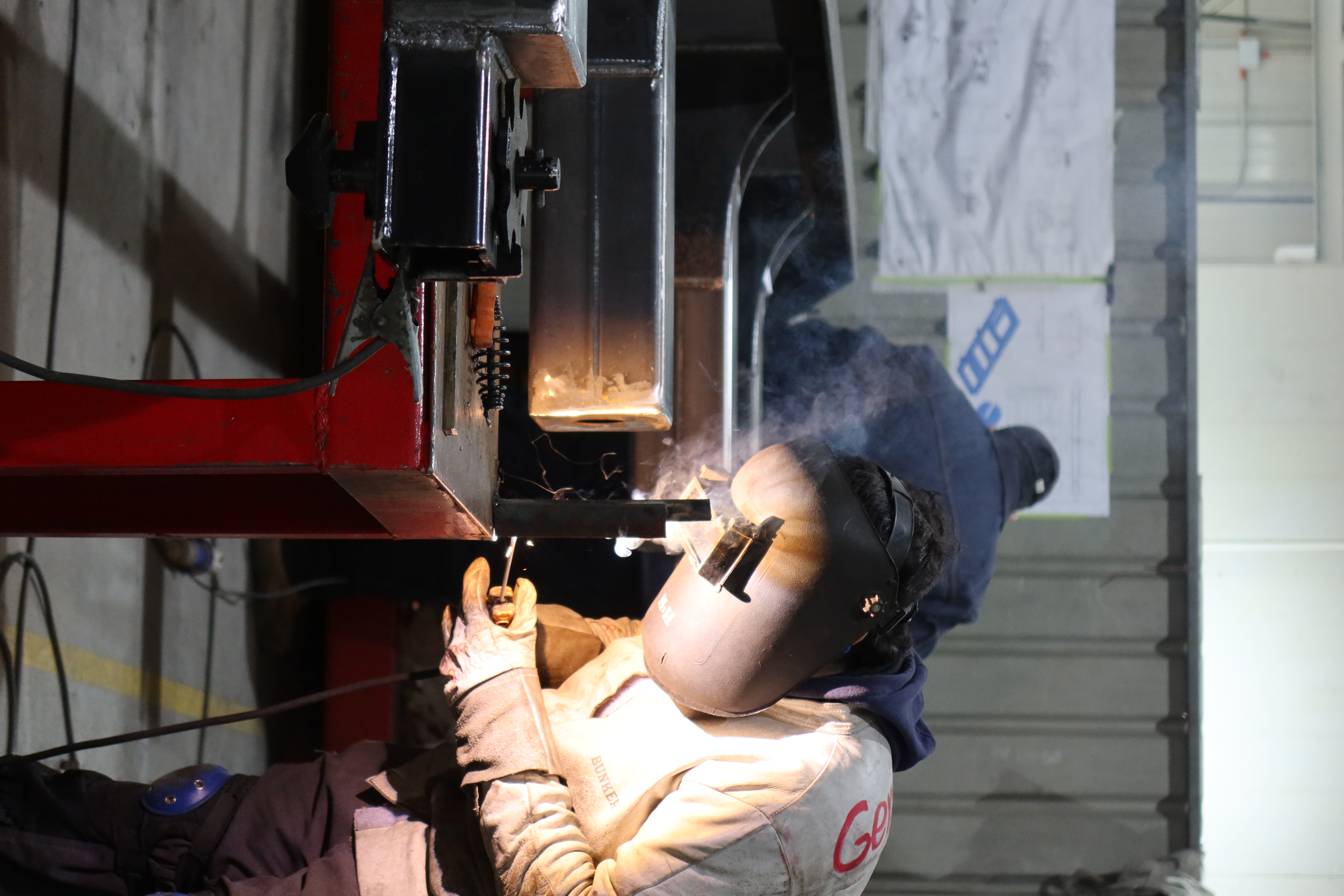 Soldador de R Ingeniería trabajando en una estructura metálica en terreno